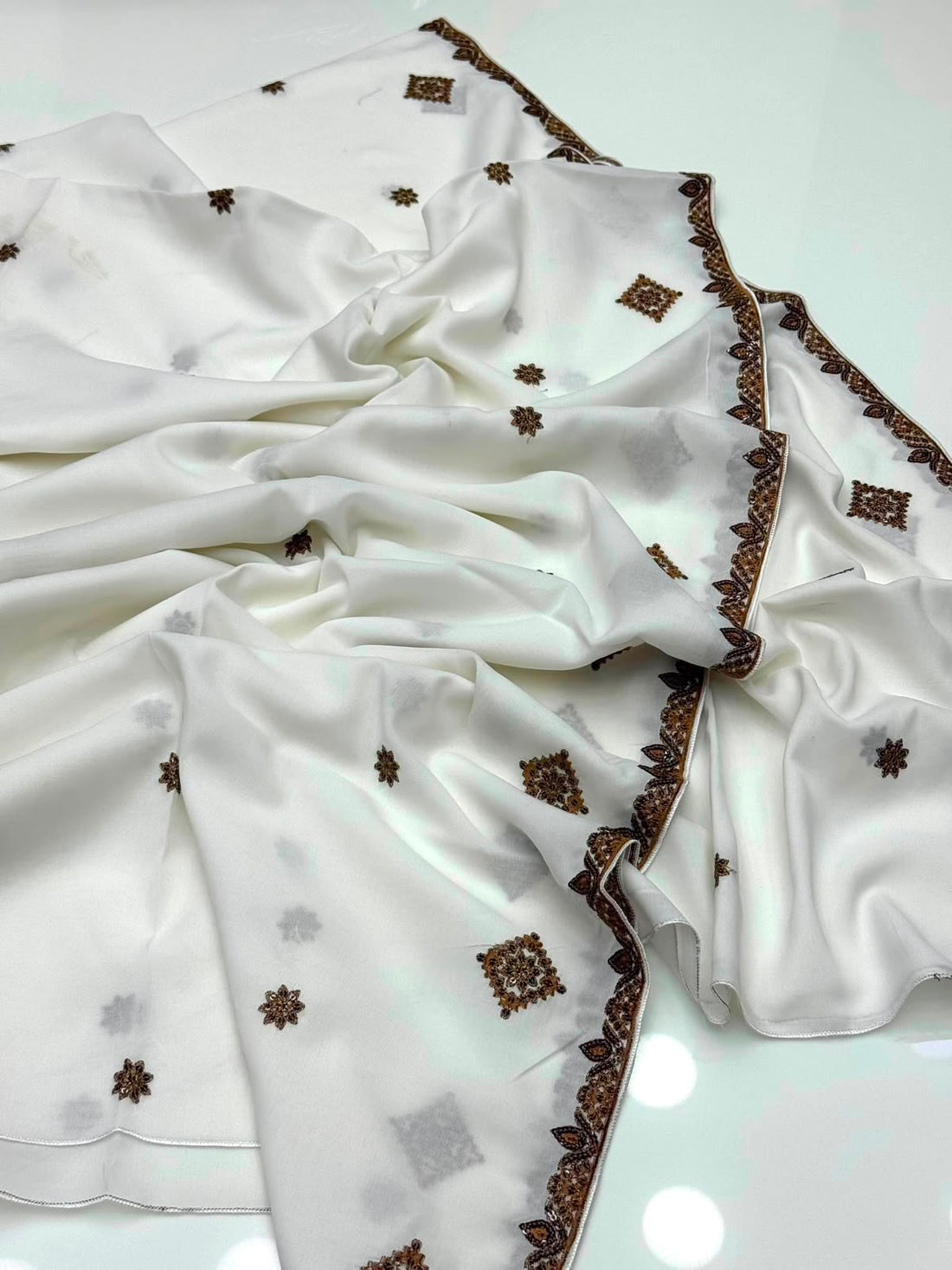 Swiss Lawn
Machine Embroidery With Sequence Chadar