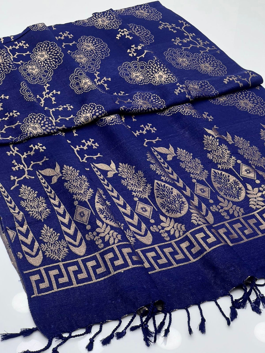 Pashmina Shawl
Elegant And Beautiful Banarsi Shawl