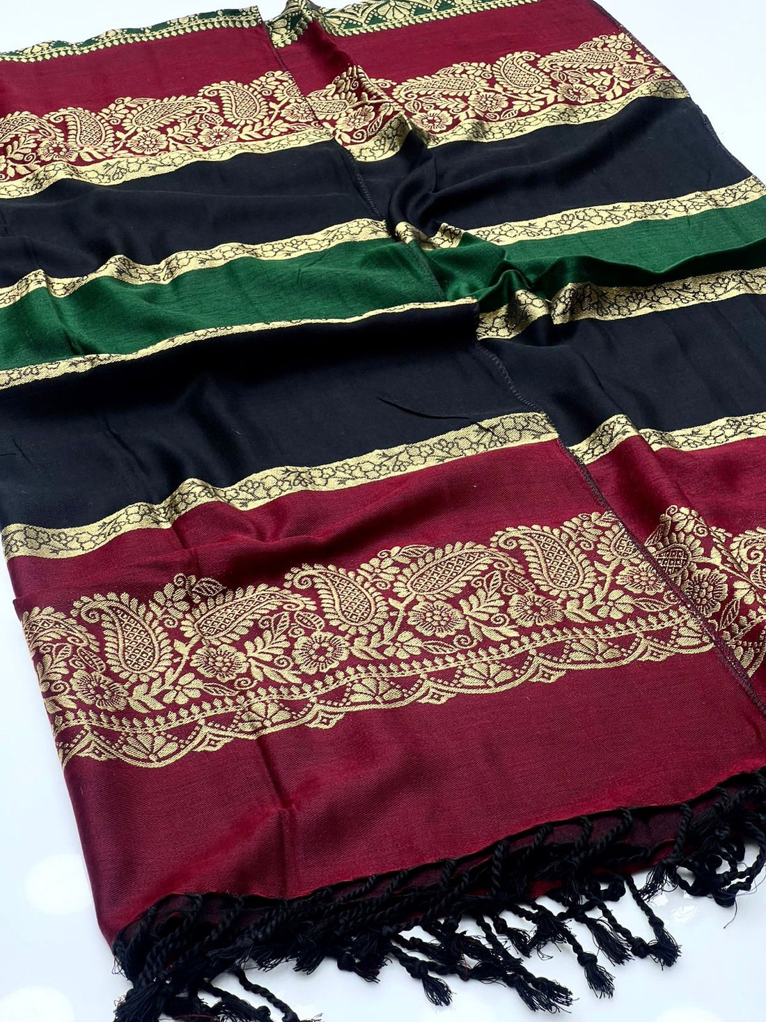 Pashmina Shawl
Elegant And Beautiful Banarsi Shawl