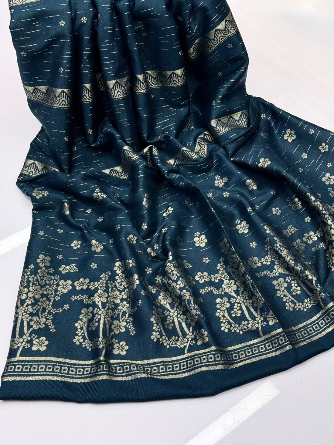 Pashmina Shawl
Beautiful Bnarsi Shawl
