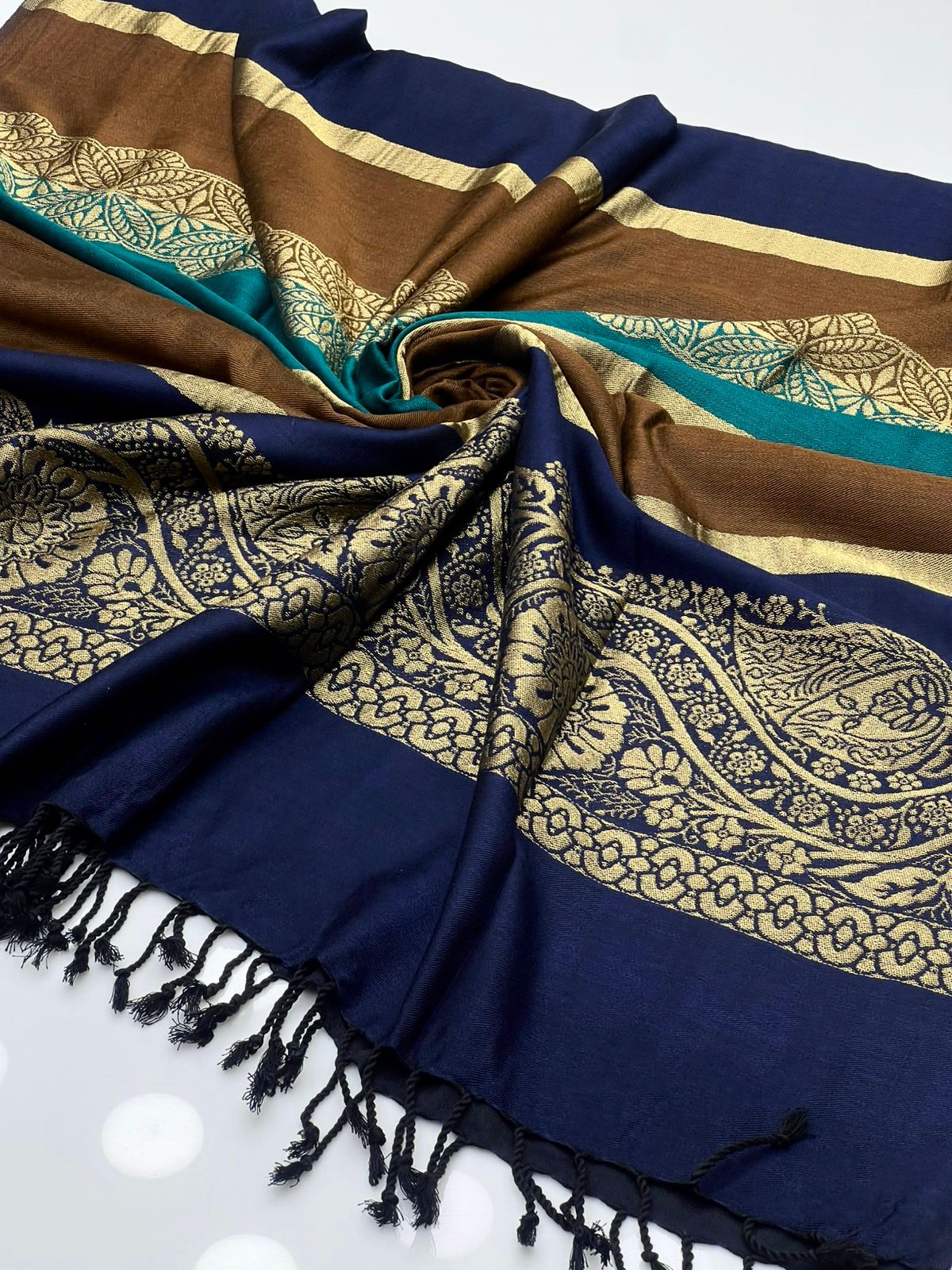 Pashmina Shawl
Elegant And Beautiful Banarsi Shawl