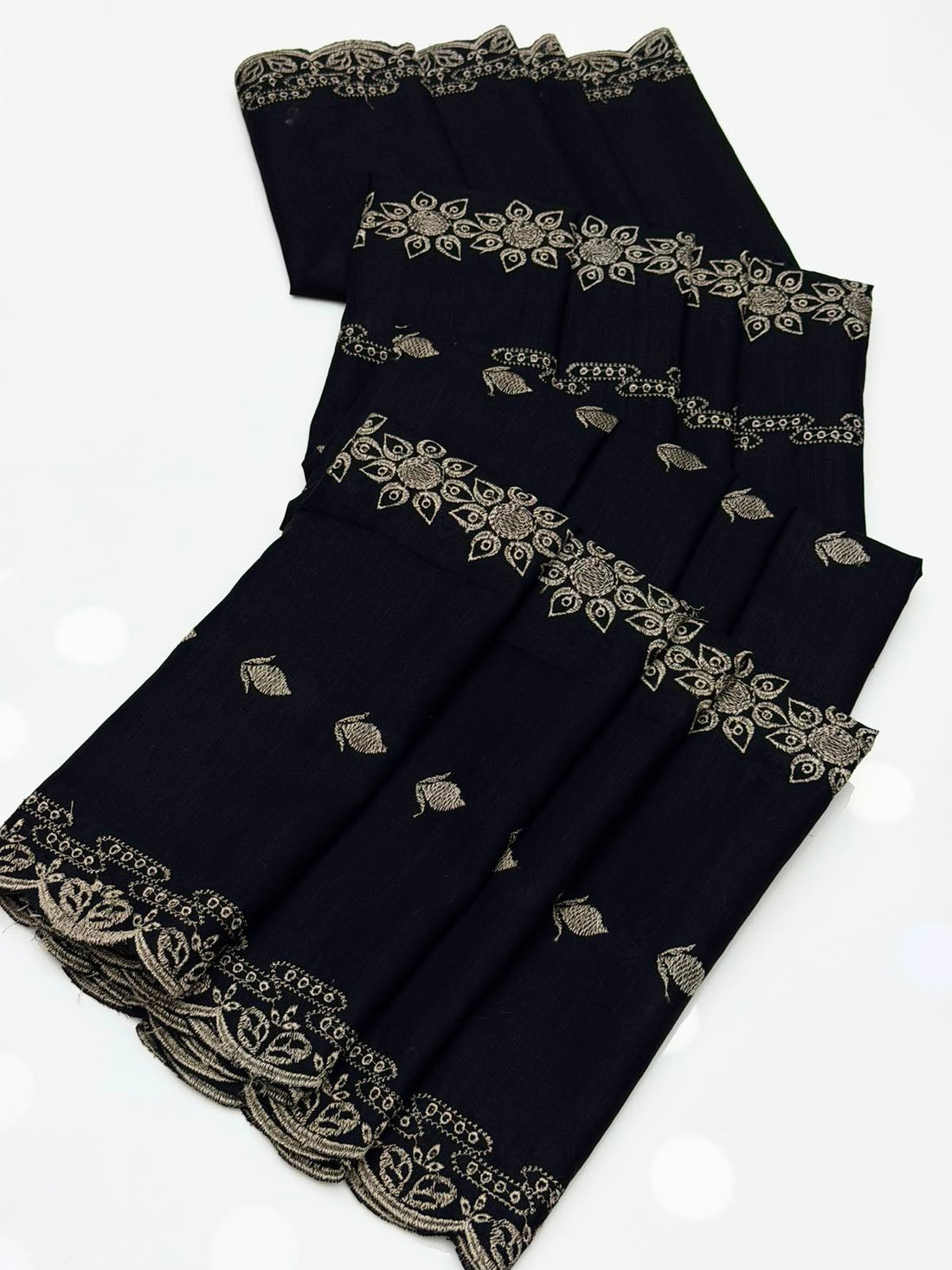 Pure Lawn
Beautiful Machine Chicken Kari Embroidery Chadar