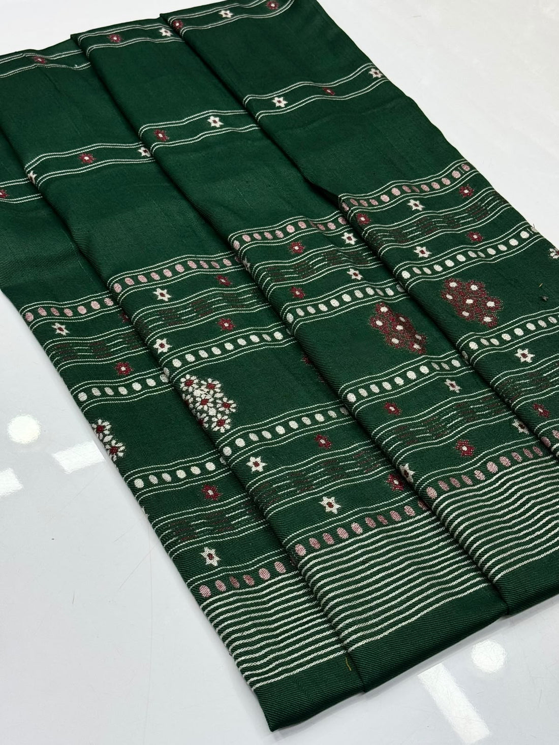 Pashmina Shawl
Beautiful Bnarsi Shawl