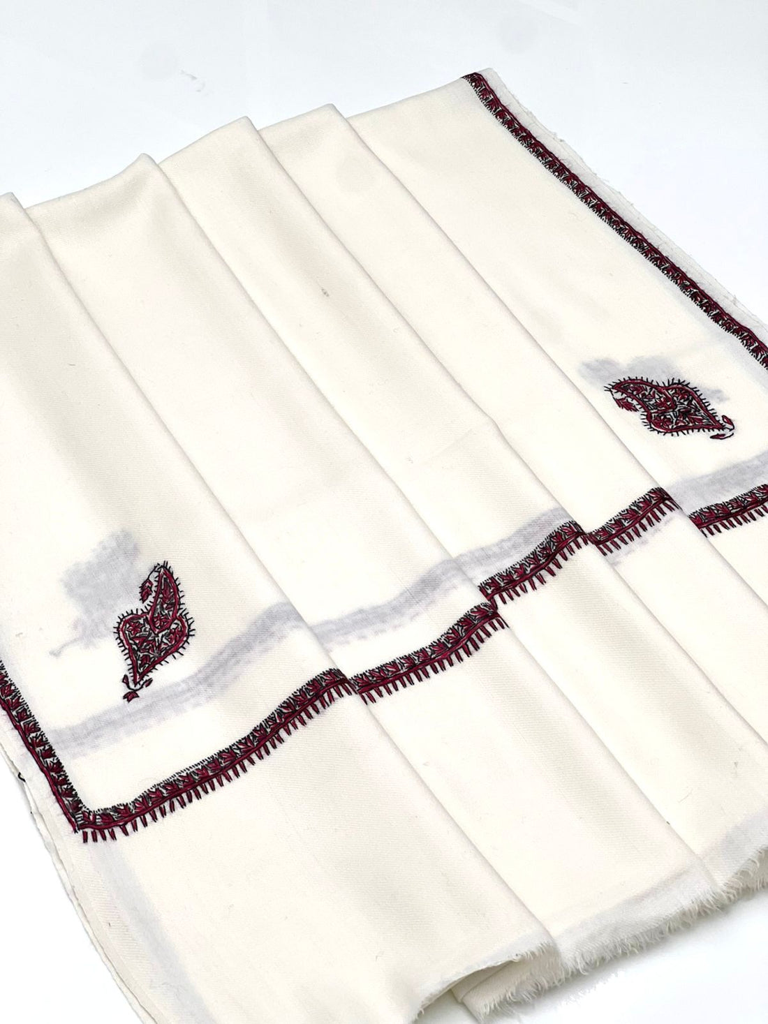 Pashmina Shawl
Elegant And Beautiful Hand Made Kashmiri Embroidery Chadar