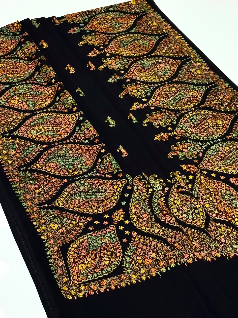 Pure Lawn
Kashmiri Hand Made Embroidery With Block Print Chadar