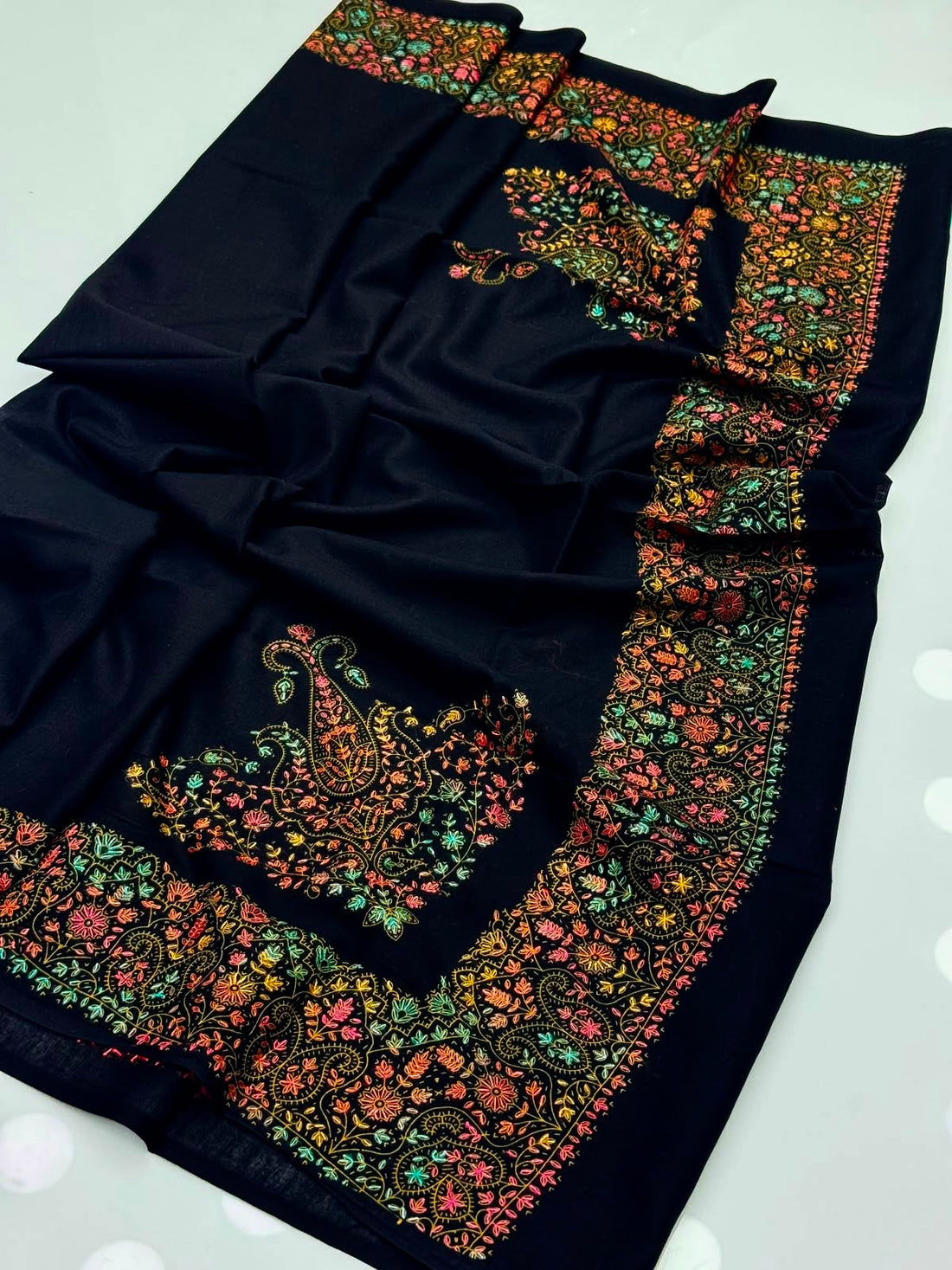 Pure Lawn
Kashmiri Hand Made Embroidery With Block Print Chadar
