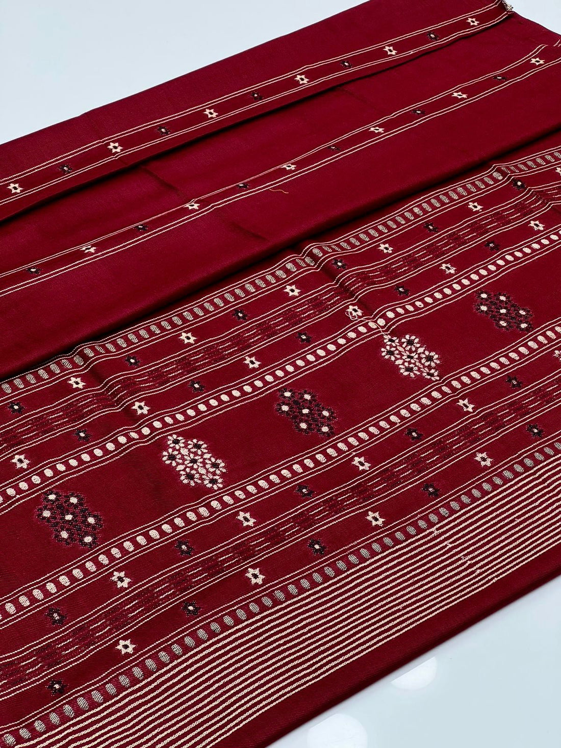 Pashmina
Banarsi Shawl With Sequence And Velvet Touch