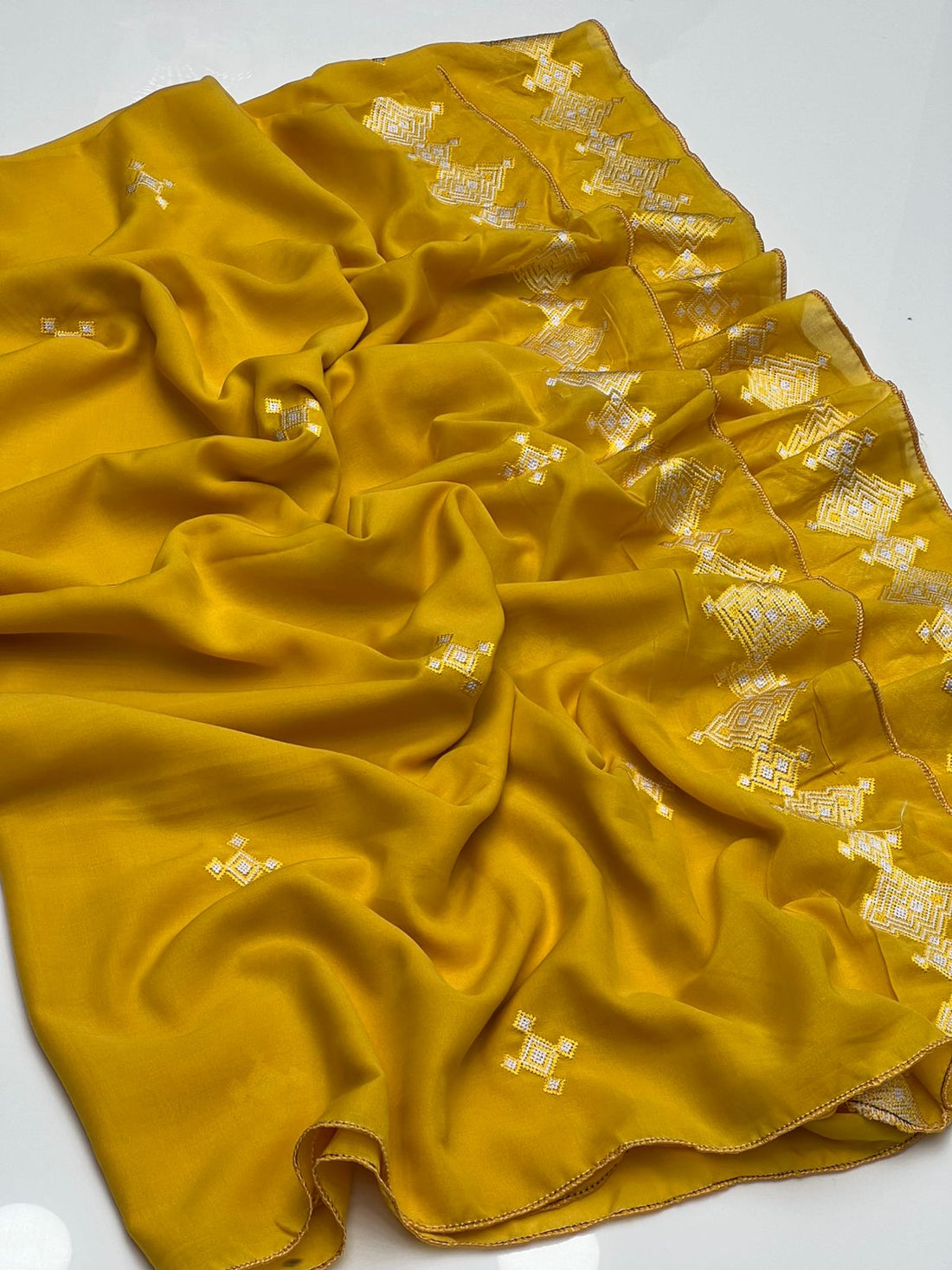 Swiss Lawn Fabric
Machine Embroidery Chadar