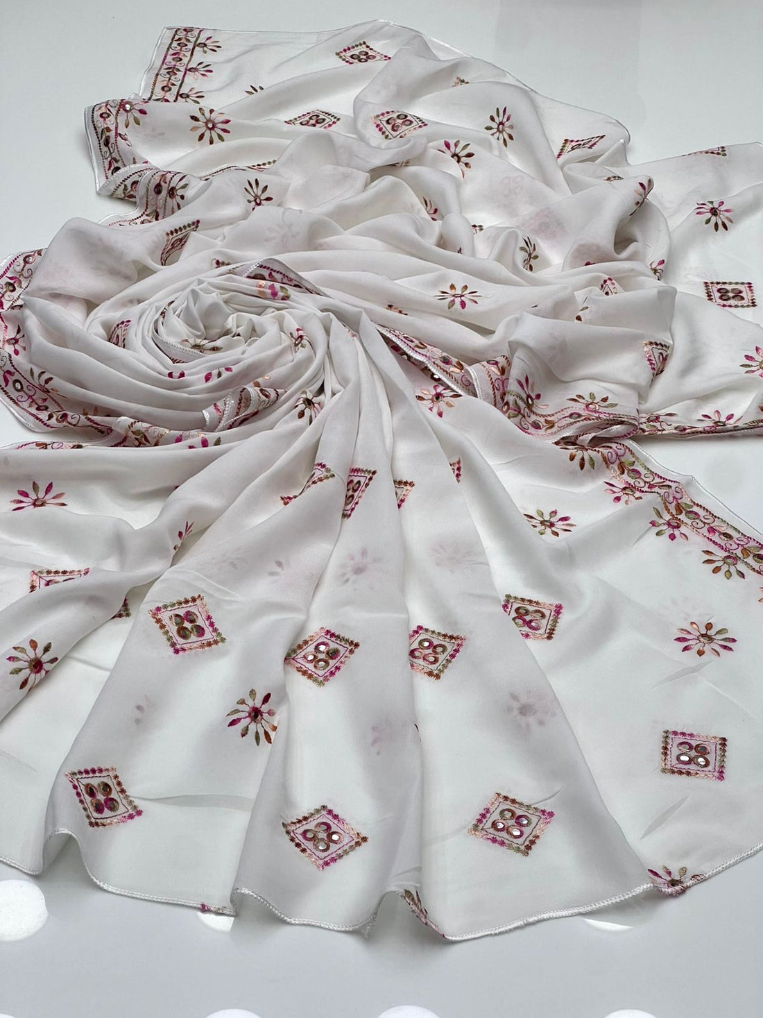 Swiss Lawn
Machine Balochi Embroidery Chadar