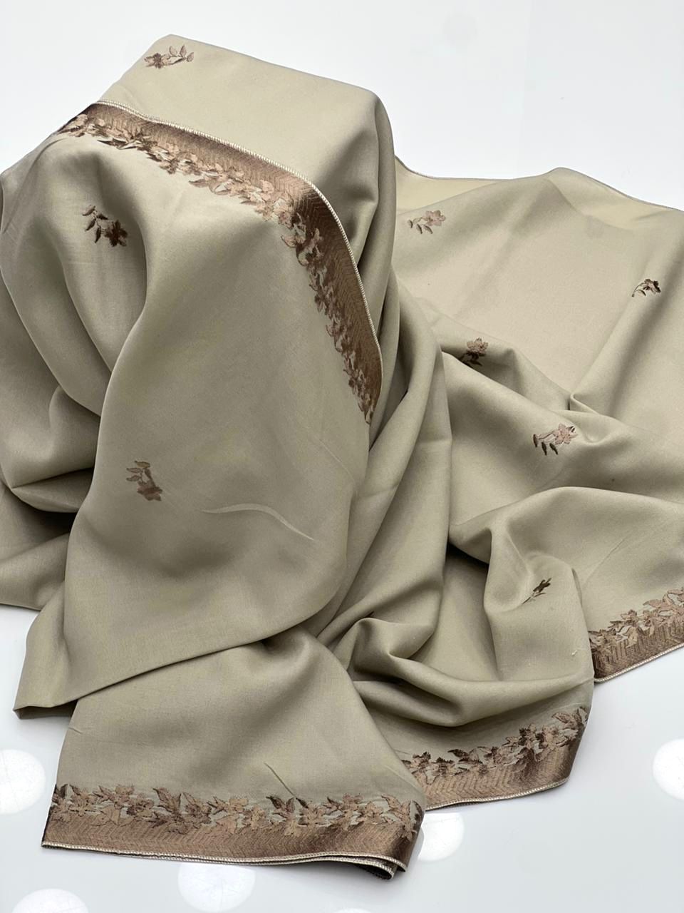 Swiss Lawn Fabric
Elegant And Beautiful Machine Embroidery Chadar