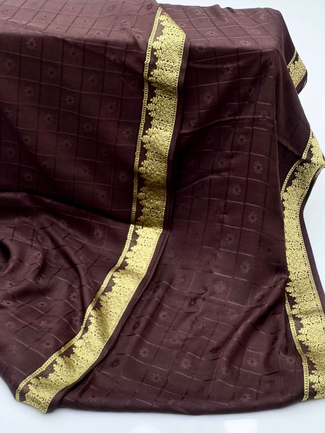 Arabic Linen Chadar
Elegant And Beautiful Banarsi Chadar