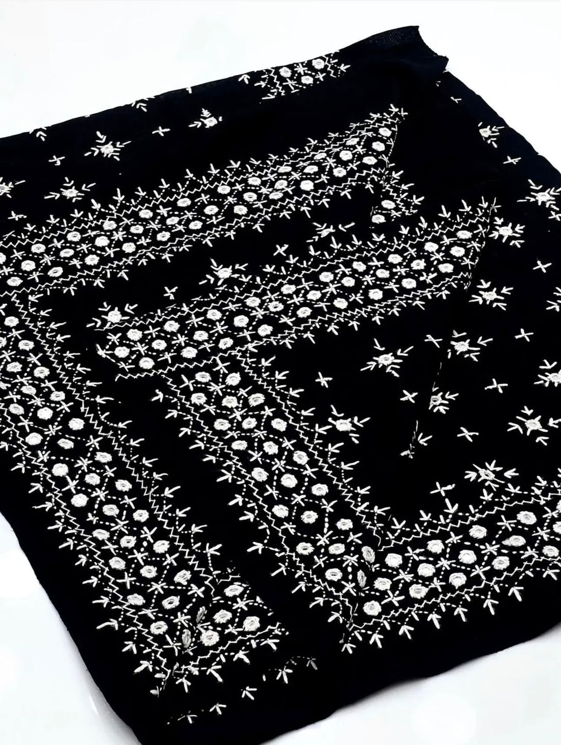 Swiss Lawn
Hand Made Sindhi Embroidery Chadar