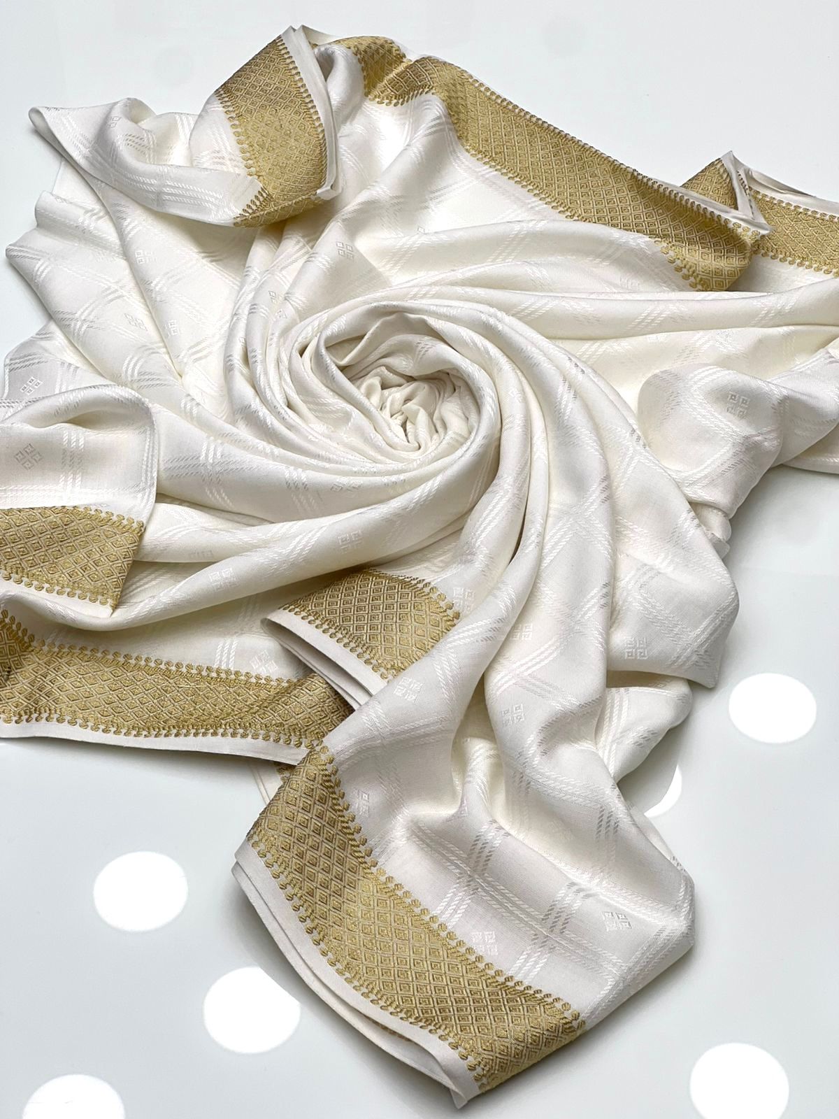 Arabic Linen Chadar
Elegant And Beautiful Banarsi Chadar